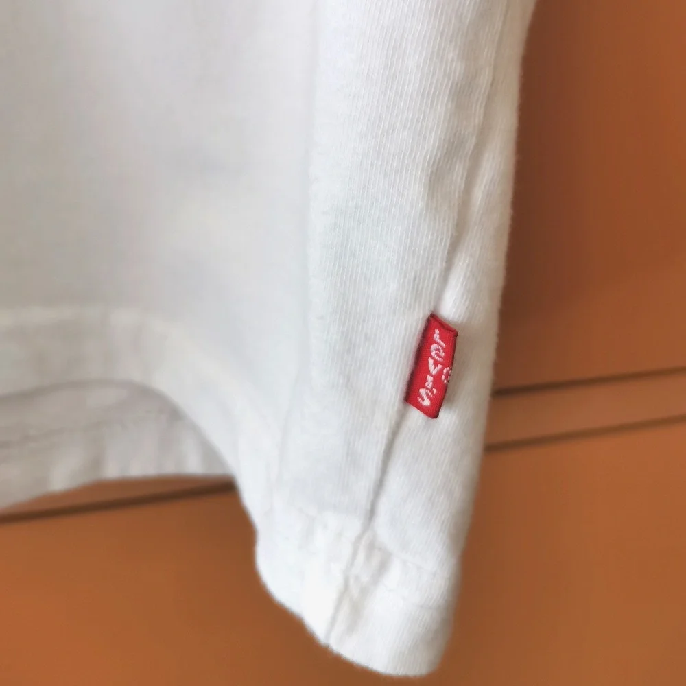 LEVI’S® CHEST BOXTAB LOGO TEE SHIRT - (M) - Picture 8 of 10
